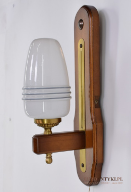 Starodawny kinkiet, lampa ścienna w stylu retro, vintage. Stare lampy.