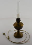 Zabytkowa mosiężna lampa naftowa przerobiona na elektryczną.