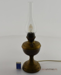 Zabytkowa mosiężna lampa naftowa przerobiona na elektryczną.