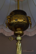 Antyczna lampa stojąca w eklektycznym stylu.