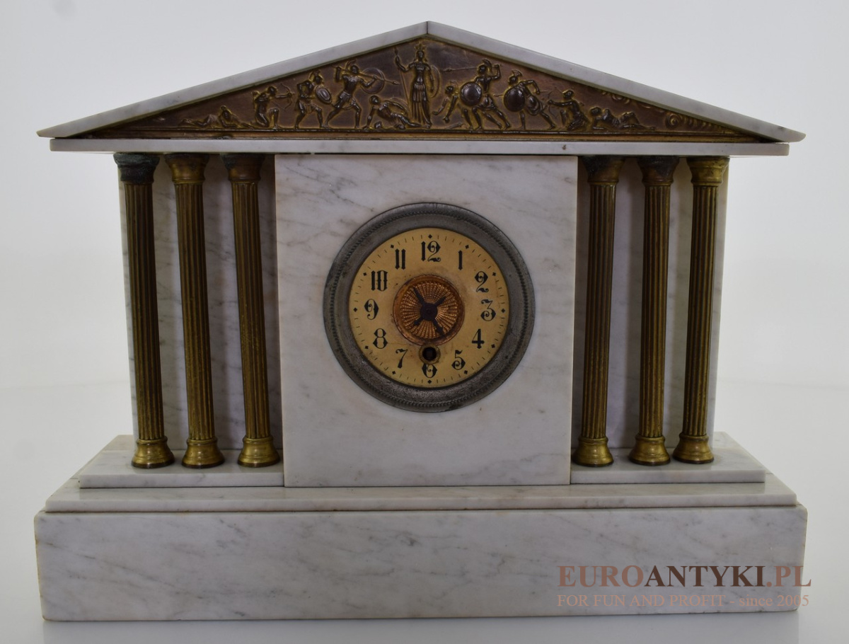 Antyczny zegar z białego marmuru z przystawkami. Przełom 19/20 wieku.