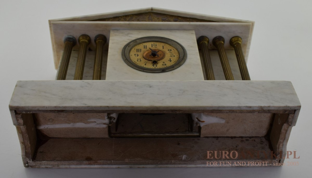 Antyczny zegar z białego marmuru z przystawkami. Przełom 19/20 wieku.