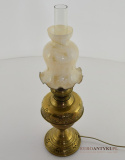Muzealna lampa naftowa z lat 1900 przerobiona na elektryczną.