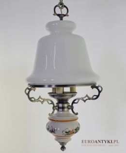 Piękna rustykalna lampa wisząca z dawnych lat. Oświetlenie retro.