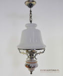 Piękna rustykalna lampa wisząca z dawnych lat. Oświetlenie retro.