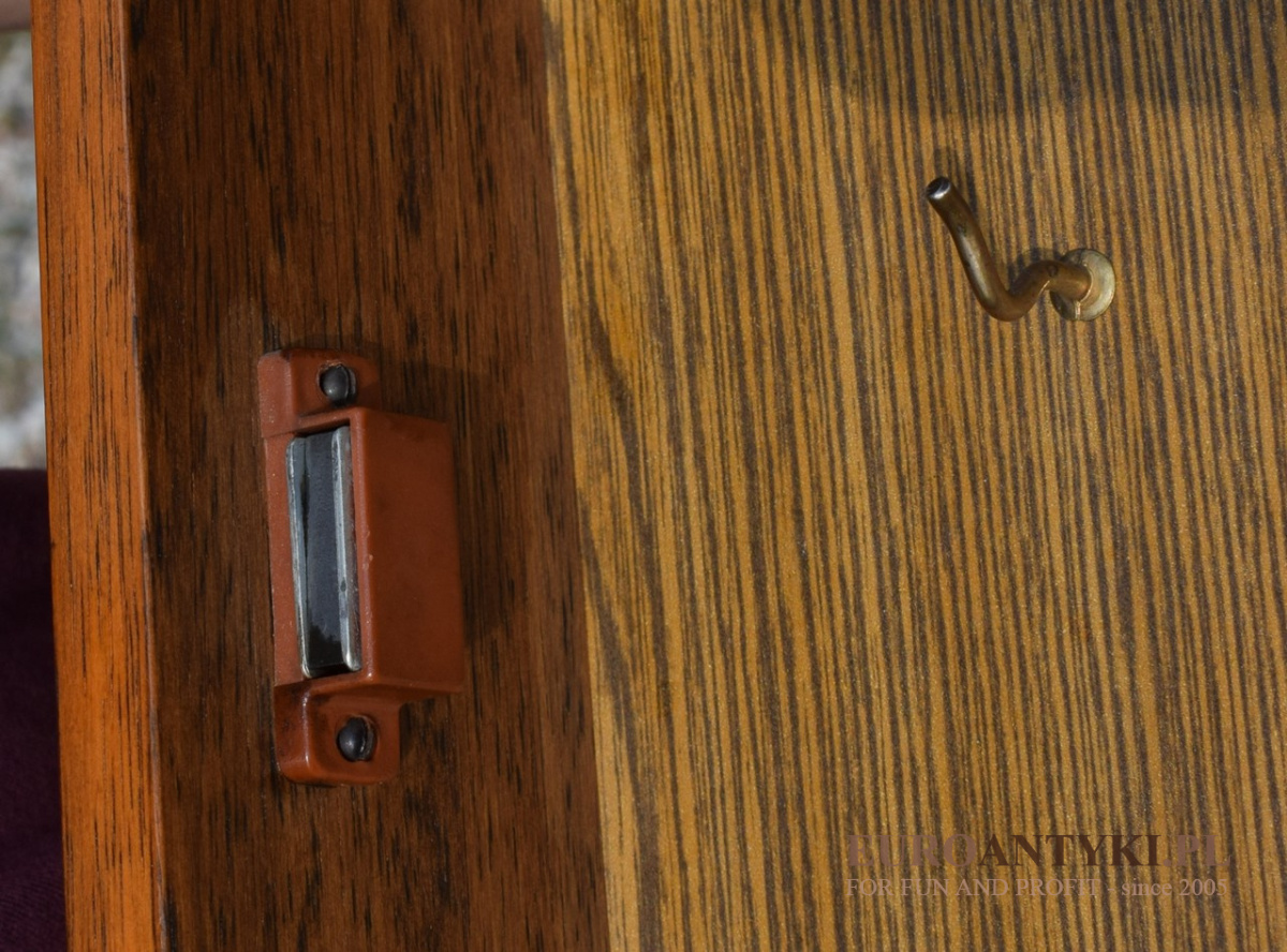 Retro, drewniana szafka na klucze. Starocie antyki.