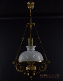 Rustykalna mosiężna lampa wisząca z kloszem.