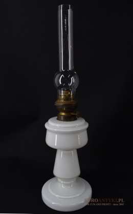 Zabytkowa, biała szklana lampa naftowa z lat 1900. Antyki starocie.