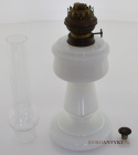 Zabytkowa, biała szklana lampa naftowa z lat 1900. Antyki starocie.