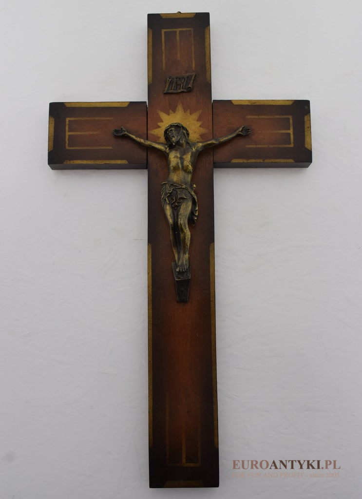 zabytkowy krzyż z jezusem