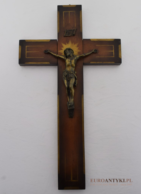 zabytkowy krzyż z jezusem
