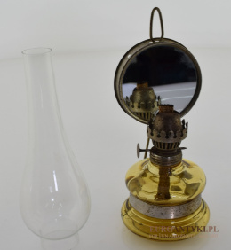 Stara lampa naftowa z początku XX wieku.