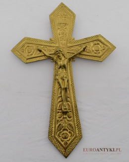 Starodawny krzyż mosiężny w eklektycznym stylu.