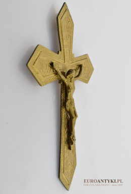 Starodawny krzyż mosiężny w eklektycznym stylu.