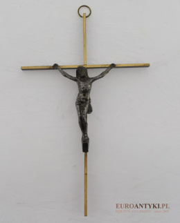 Stary mosiężny krzyżyk z Jezusem Chrystusem.