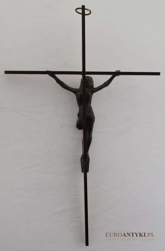 Stary mosiężny krzyżyk z Jezusem Chrystusem.