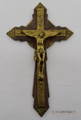 Stary rustykalny krzyż z Jezusem na ścianę.