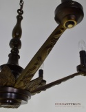 Ciemny brązowy żyrandol eklektyczny z dawnych lat. Antyczne lampy z brązu.