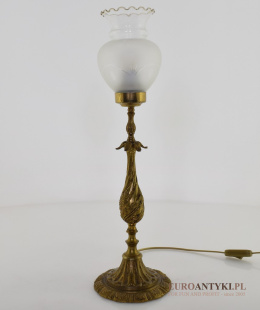 Antyczna lampa mosiężna stołowa w pałacowym stylu.