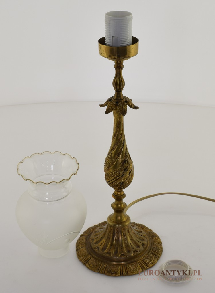 antyczna lampa na stolik w zamku