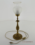 antyczna lampa na stolik w pałacu