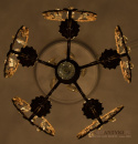 Antyczny żyrandol mosiężny z kryształami w eklektycznym stylu.