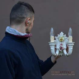Bassano starodawny barokowy kinkiet porcelanowy z różyczkami.