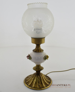 Klasyczna lampa retro na stolik z babcinych czasów.