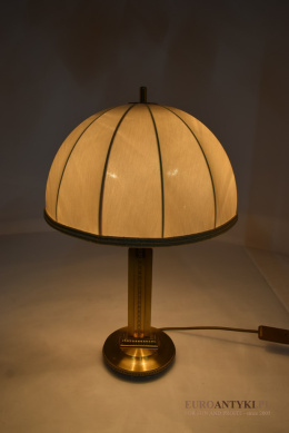 Retro lampa mosiężna z abażurem w gabinetowym klimacie.