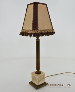 Smukła ekskluzywna lampa w pałacowym stylu.