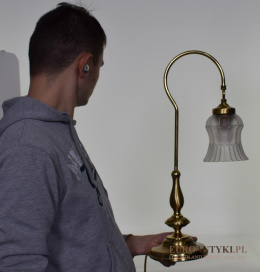 Stara duża klasyczna lampa mosiężna na biurko lub stolik.