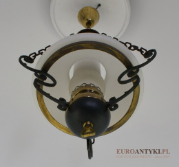 Stara rustykalna lampa wisząca w stylu Empire.