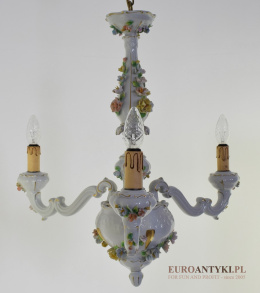Włoski barokowy żyrandol porcelanowy Bassano z różyczkami.