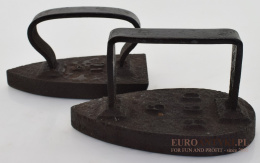 2 muzealne żelazka metalowe z 19 wieku.