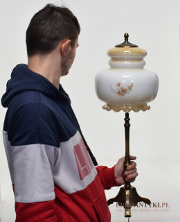 XL! Wysoka antyczna lampa stołowa z mosiądzu z kloszem.