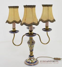 Lampa retro, vintage na stolik w stylu rustykalnym.