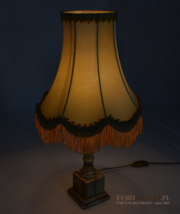 Starodawna onyksowa lampa stołowa z abażurem z babcinych czasów.