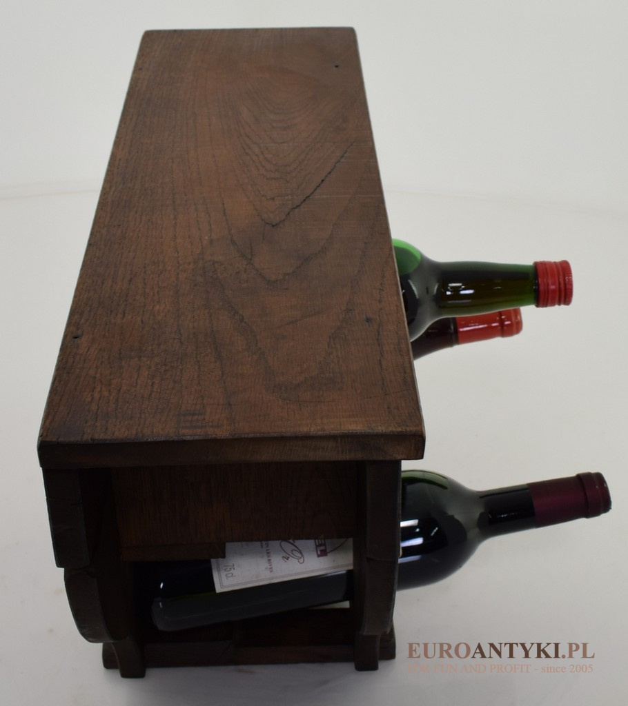 stary drewniany stojak na wina
