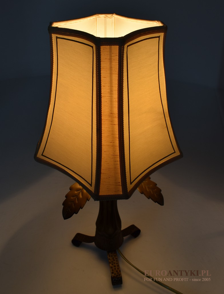 rustykalna lampa na stolik