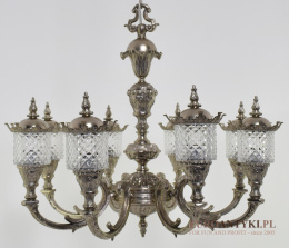 Antyczny srebrny żyrandol z kryształowymi kloszami. Pałacowe lampy.