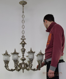Antyczny srebrny żyrandol z kryształowymi kloszami. Pałacowe lampy.