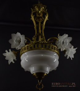 Antyczny żyrandol zamkowy z lat 1930. Pałacowe oświetlenie.
