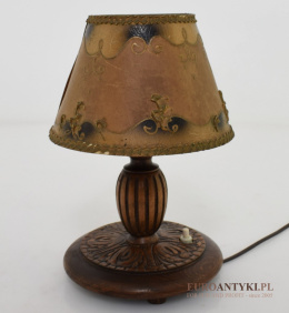Malutka vintage lampka góralska na stolik. Antyczne oświetlenie.