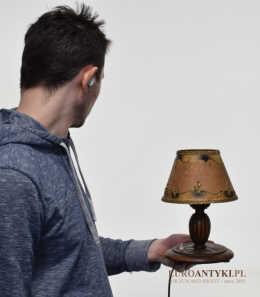 Malutka vintage lampka góralska na stolik. Antyczne oświetlenie.