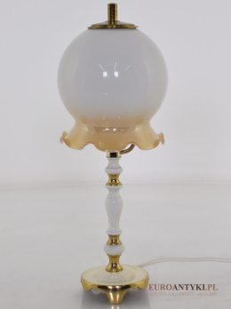 Retro nostalgiczna lampa stołowa z dawnych lat. Lampy antyki.