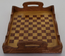 Rustykalna szachownica z drewna w formie tacy.