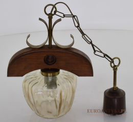 Klasyczna lampa wisząca w rustykalnym stylu. Lampy do wiejskiej chaty.