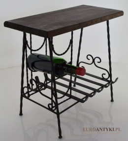 Nostalgiczny stolik, stojak na wina i gazety w rustykalnym stylu.