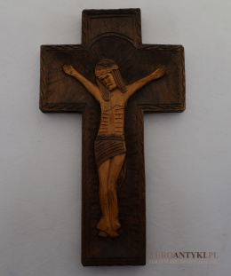 Rustykalny drewniany krzyż ręcznie rzeźbiony. Antyki kościelne.