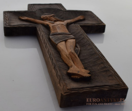 Rustykalny drewniany krzyż ręcznie rzeźbiony. Antyki kościelne.